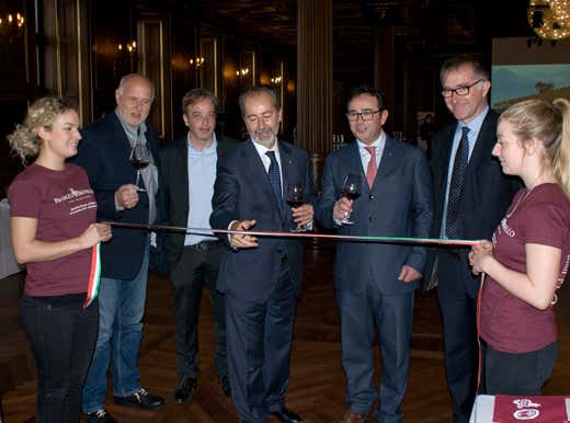 da sinistra: Nicola Argamante, Vicepresidente del Consorzio I Vini del Piemonte; un giornalista; l’Ambasciatore d’Italia Stefano Queirolo Palmas; Bernardo Losappio, vice presidente del Consorzio del Vino Brunello di Montalcino; e Daniele Manzone, direttore del Consorzio I Vini del Piemonte da sinistra: Nicola Argamante, Vicepresidente del Consorzio I Vini del Piemonte; un giornalista; l’Ambasciatore d’Italia Stefano Queirolo Palmas; Bernardo Losappio, vice presidente del Consorzio del Vino Brunello di Montalcino; e Daniele Manzone, direttore del Consorzio I Vini del Piemonte