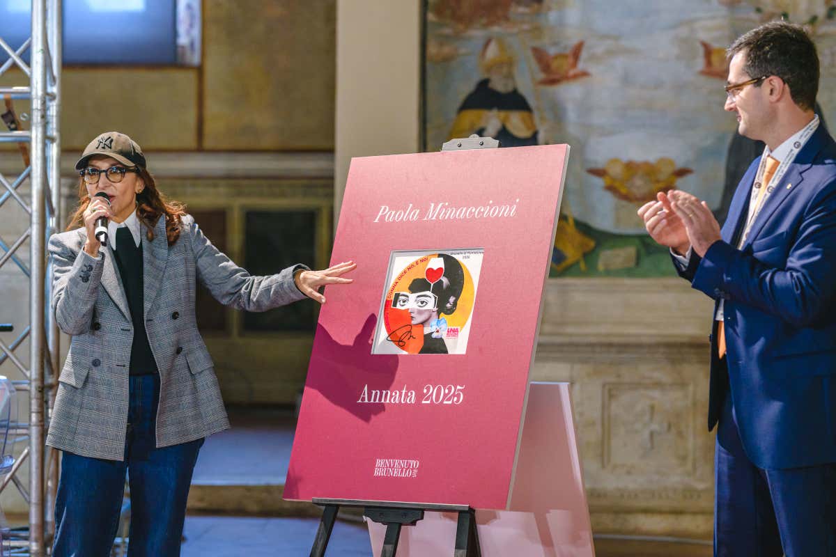 La mattonella-denuncia che porta a Montalcino il messaggio contro la violenza