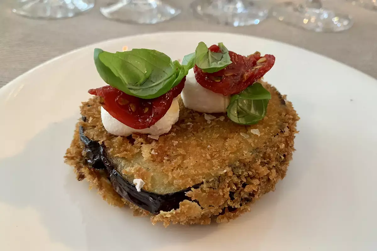 Bruschetta con doppia melanzana affumicata, ricotta, pomodorini confit, basilico Usiglian del Vescovo: vigneti su fondo marino