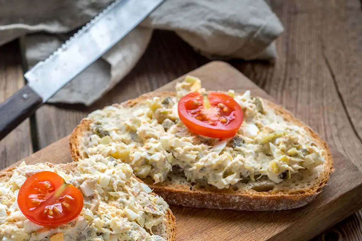Bruschetta di segale con sgombro Bruschette di segale con sgombro, pomodorini e menta