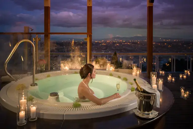 Jacuzzi con vista su Roma Al Rome Cavalieri si festeggia il San Valentino con la Bubble Bath Experience