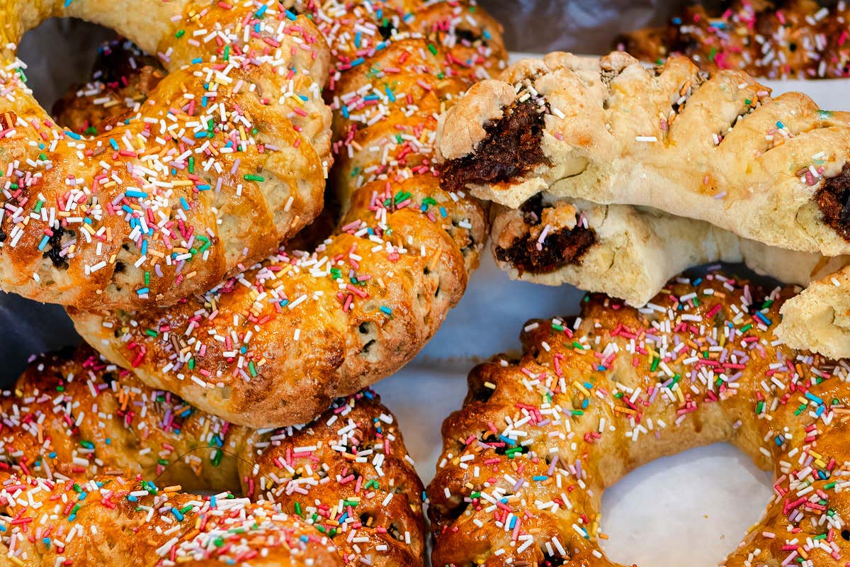 Alla scoperta del buccellato, il dolce di Natale che sembra un centro tavola Alla scoperta del buccellato, il dolce di Natale che sembra un centro tavola