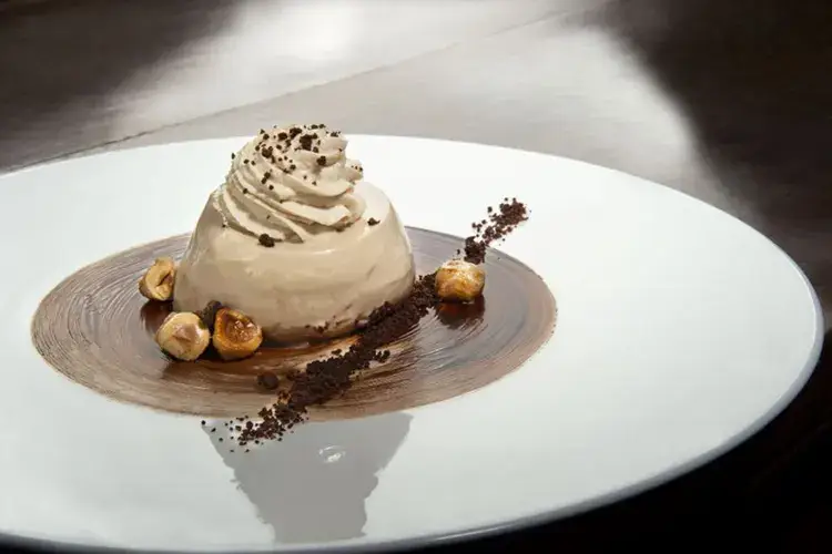 Budino di castagne, crumble al cioccolato e nocciole sabbiate