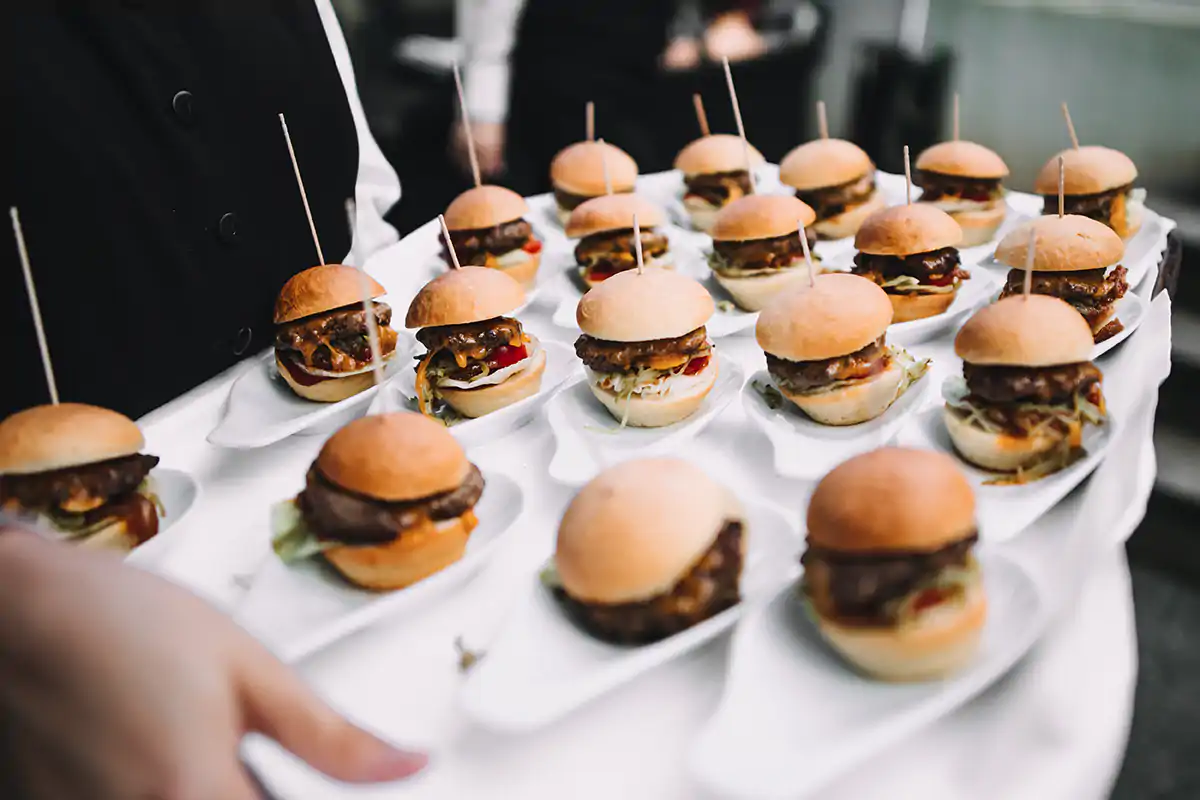 Buffet e servizio a braccio: niente self-service a meno che il prodotto non sia una monoporzione confezionata Ripartono le feste di matrimonioRestano dubbi su balli e green pass