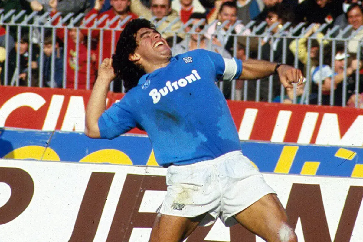 Diego Armando Maradona con la maglia del Napoli Acqua, birra, salumi, gelati e caff&egrave;: l'agroalimentare sulle maglie della Serie A vale 8 milioni di euro