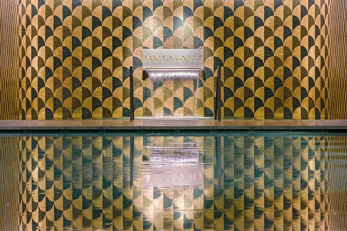 L'iconica vitality pool con il simbolo della maison Bulgari Hotels L'iconica vitality pool con il simbolo della maison Bulgari Hotels