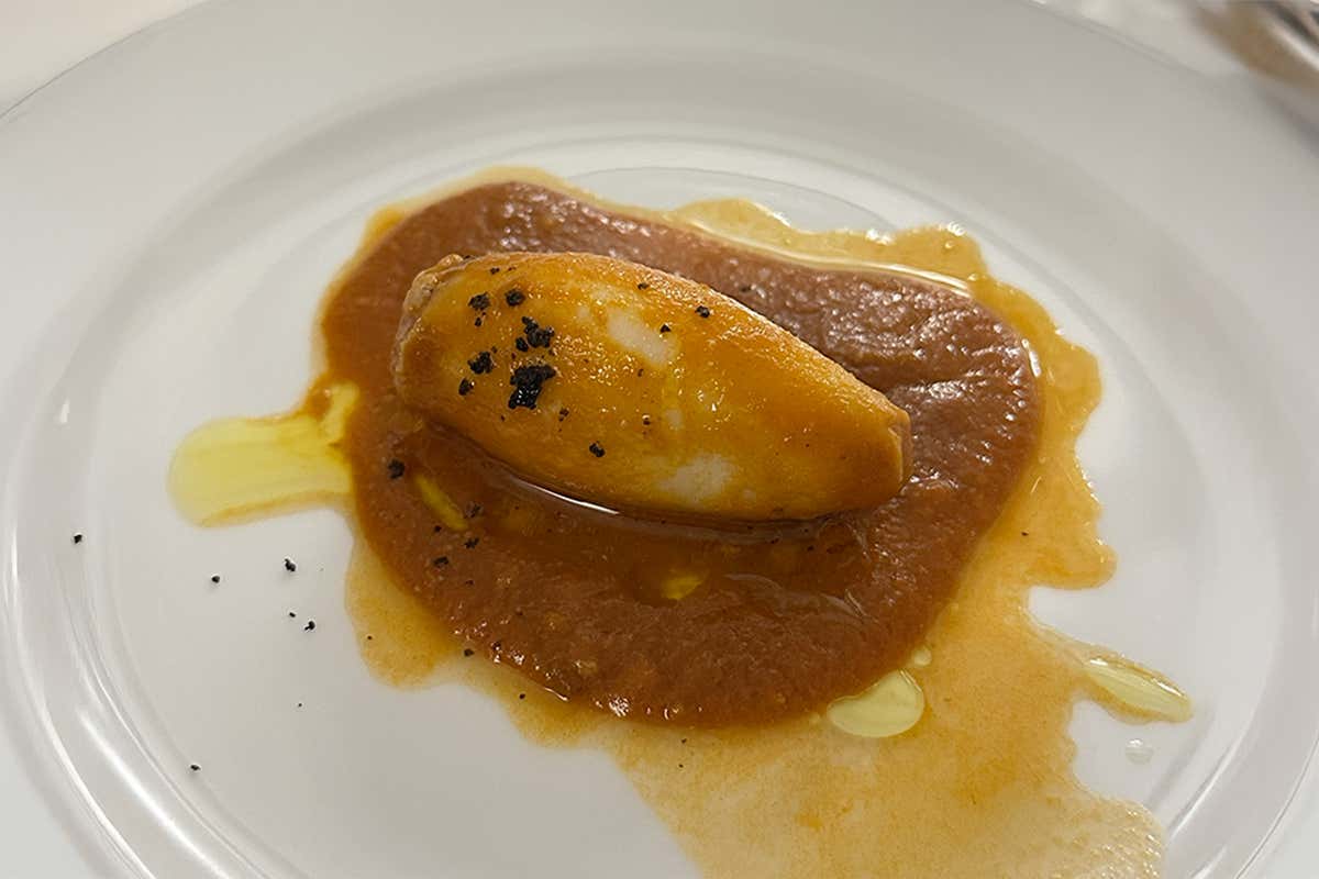Calamaretto ripieno di mare alla puttanesca dello chef Alberto Galbani dell' Osteria La Tecchia di Pietrasanta (Lu)