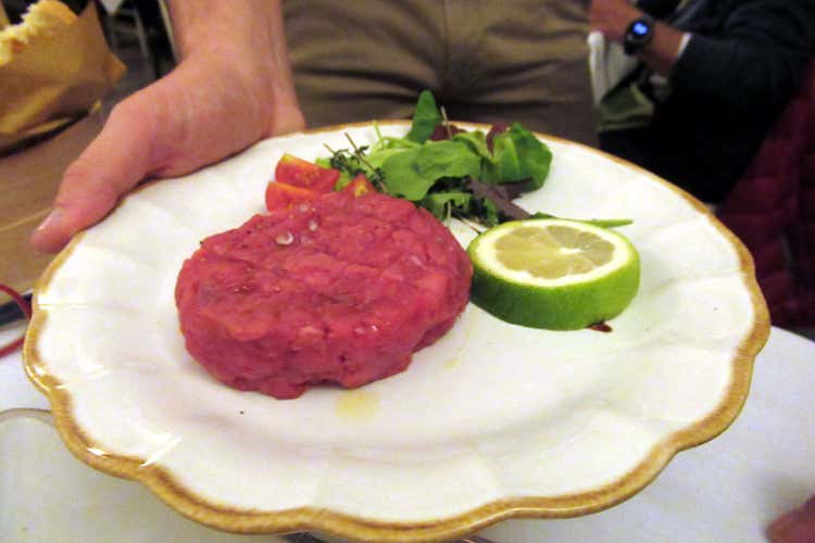 La battuta di Fassone al coltello (I buongustai orobici scoprono il Piemonte a due passi da Bergamo)