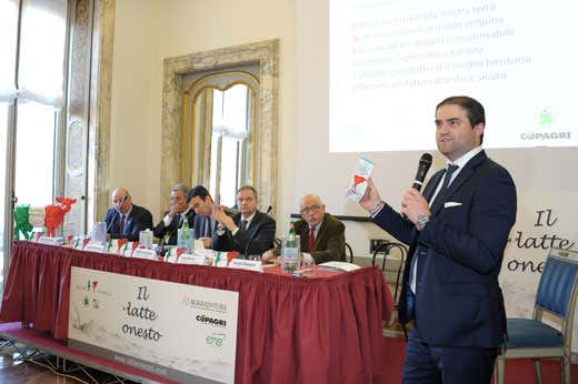 I relatori e in primo piano Roberto Cavaliere, presidente regionale di Coopagri e Apl (foto Nick Zonna) I relatori e in primo piano Roberto Cavaliere, presidente regionale di Coopagri e Apl (foto Nick Zonna)