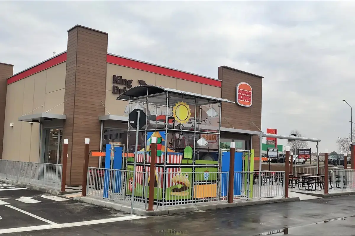 Il ristorante Burger King di Novara Burger King apre a Novara: locale di 450 mq con 196 posti a sedere