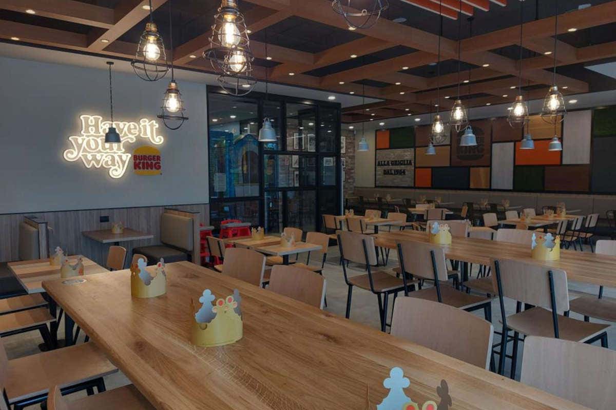 Gli interni del nuovo Burger King di Milano Burger King nuova apertura a Milano Gli interni del nuovo Burger King di Milano Burger King nuova apertura a Milano