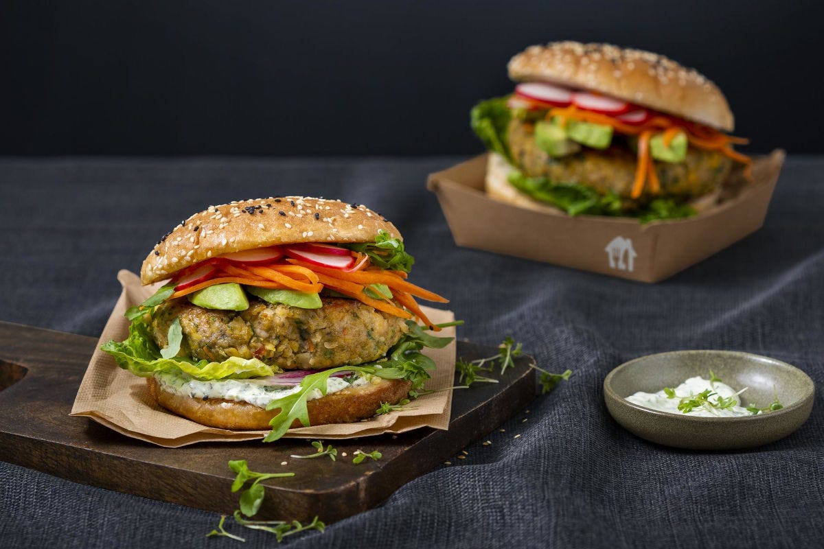 Burger vegan, tra i cibi più amati dai vegani L'indagine: l'alimentazione vegetale piace ma l'amore dura poco