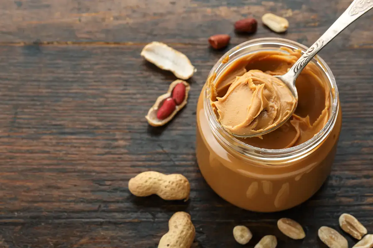 Nonostante il grande apporto calorico, il burro d'arachidi contine numerose propriet&agrave; nutritive a partire dai grassi omega 3 e omega 6 Cenone di Capodanno in vista? Ecco gli snack che non vi appesantiscono