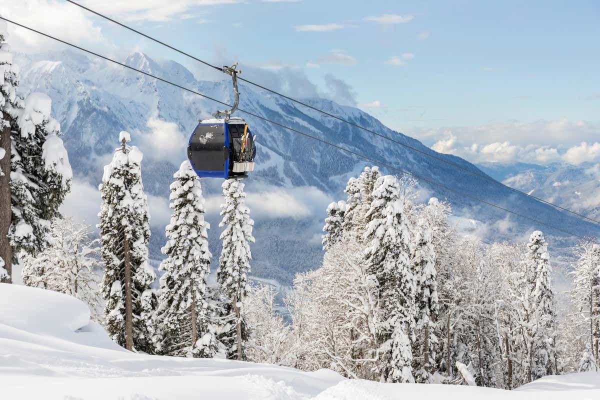 In Tirolo una cabinovia si schianta contro un albero: quattro feriti gravi Austria una cabinovia si schianta contro un albero e cade: quattro feriti gravi
