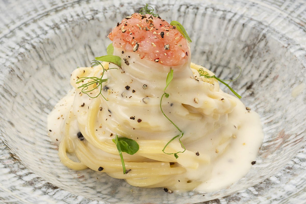 Spaghettone alla cacio e pepe con gamberi di Mazara Giuseppe Di Iorio: «Amo la consistenza nel piatto»