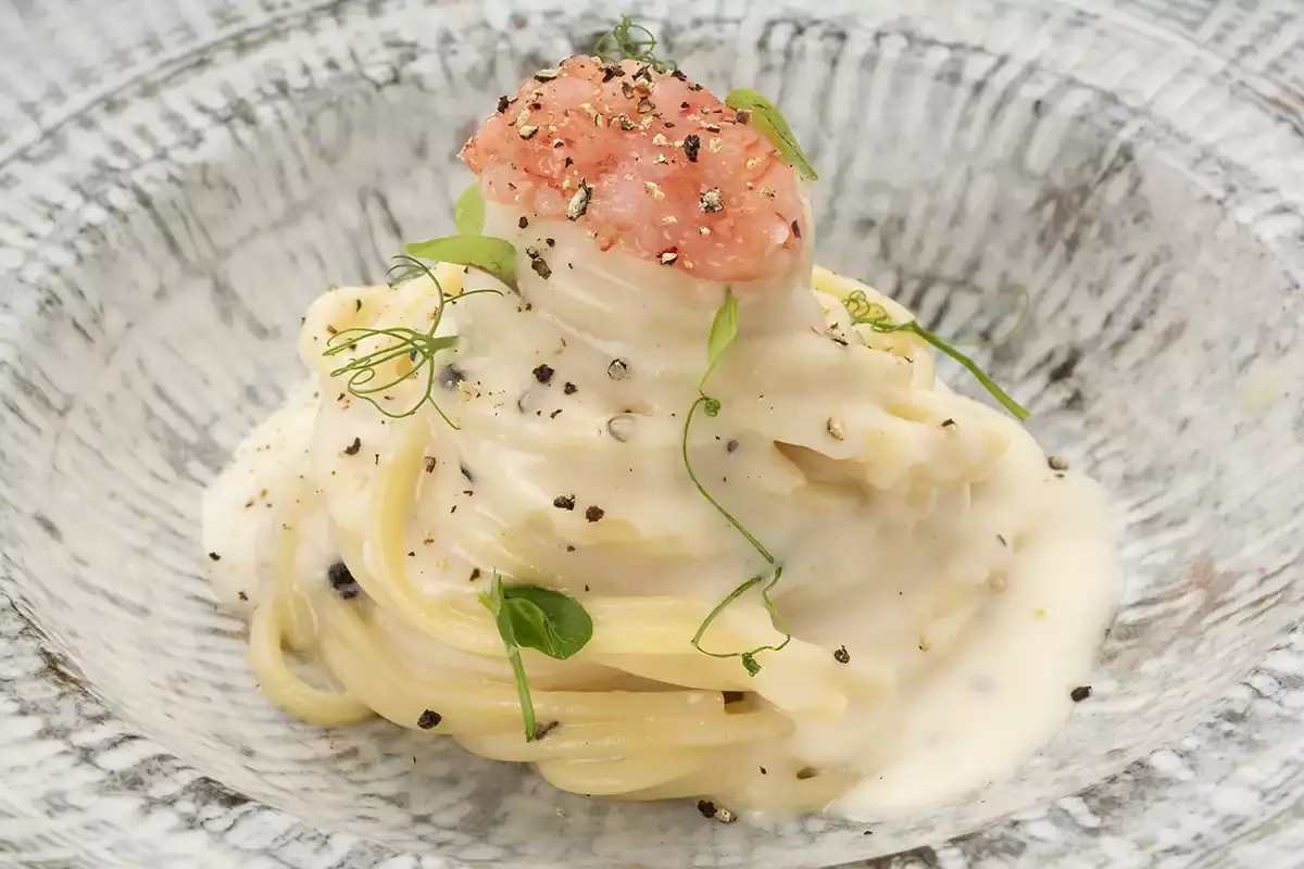 Spaghettone alla cacio e pepe con gamberi di Mazara Giuseppe Di Iorio: &laquo;Amo la consistenza nel piatto&raquo;