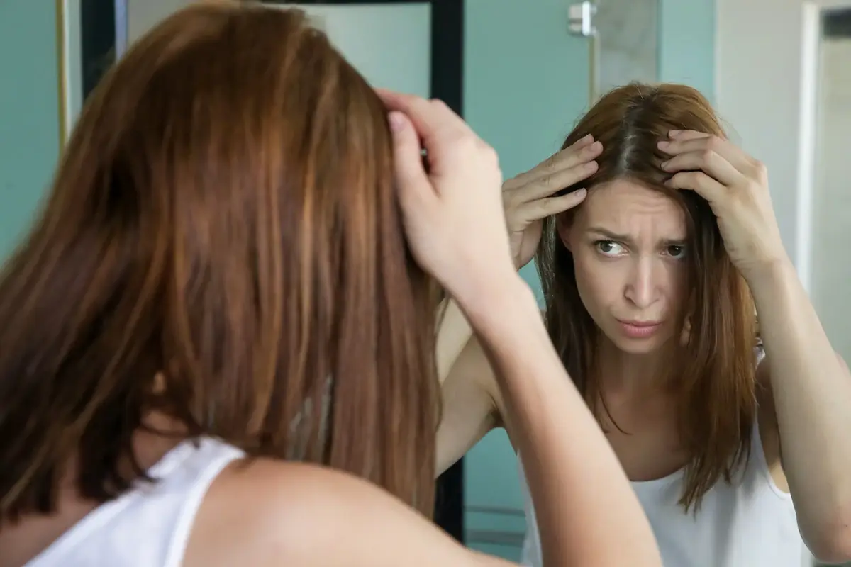Quali sono le cause della caduta del capelli Caduta dei capelli: cosa si pu&ograve; fare?