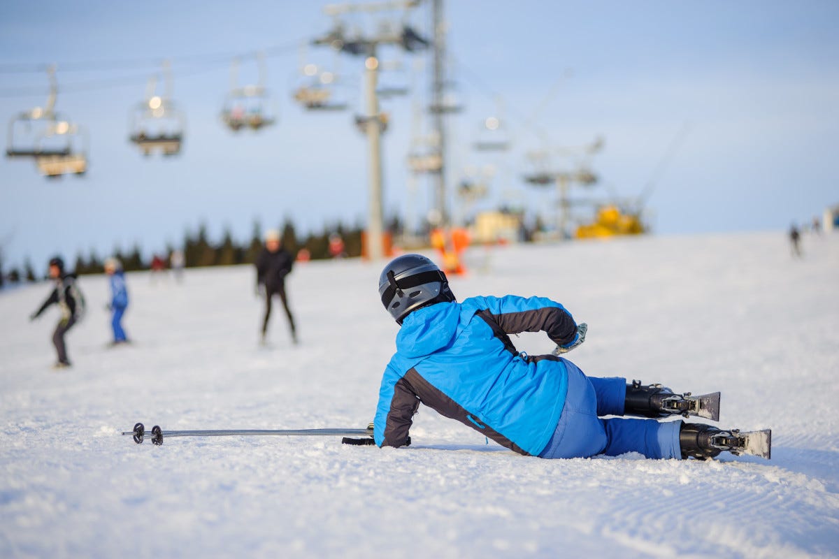 Infortuni sulla neve attenzione al pollice dello sciatore a spalle e ginocchio