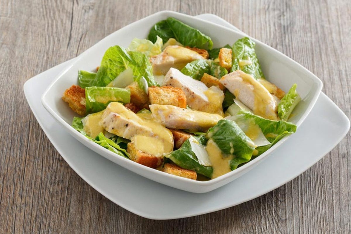 Caesar Salad con olio extra vergine Zucchi Caesar Salad con pollo grigliato e salsa all’olio extra vergine di oliva 100% italiano
