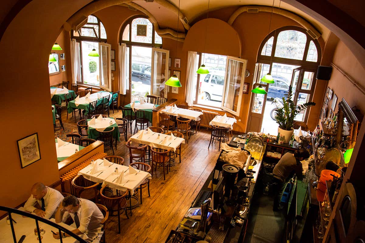 L'atmosfera calda e autentica del Café Kör, storico bistrot cittadino molto amato sia dai residenti sia dai viaggiatori