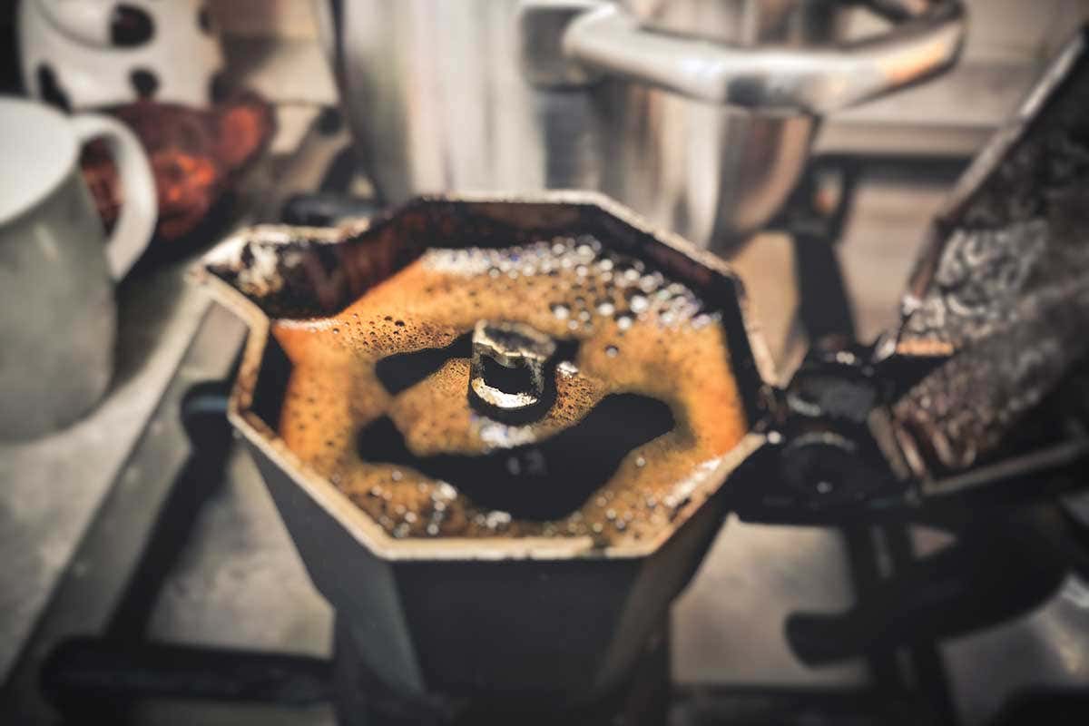 Moka addio? Sempre più consumatori preferiscono cialde e capsule Caffè, gli italiani sperimentano sempre di più. Ma la differenza la fa il gusto Moka addio? Sempre più consumatori preferiscono cialde e capsule Caffè, gli italiani sperimentano sempre di più. Ma la differenza la fa il gusto