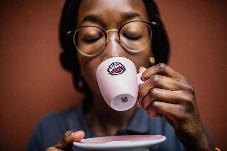 Pink Coffee è una limited edition 100% made by women in collaborazione con l'International women of coffee alliance (Il caffè è anche... rosa A tu per tu con Carolina Vergnano)