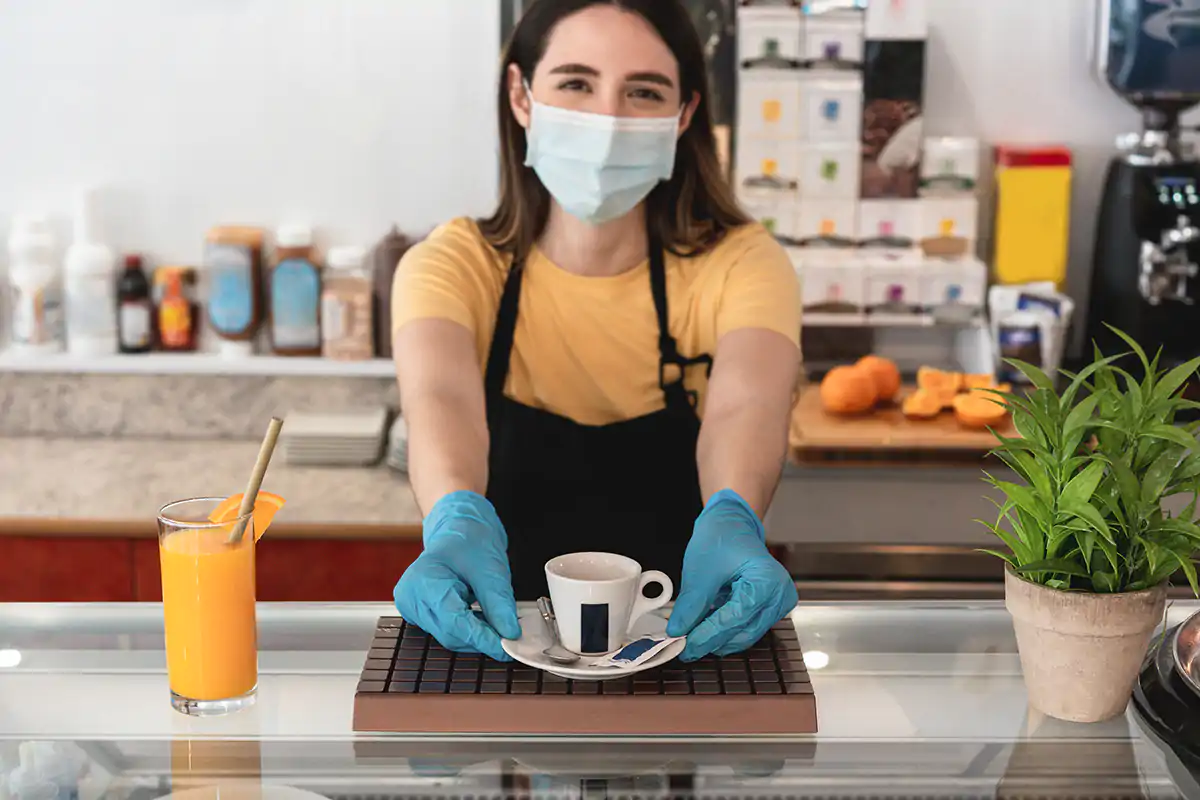Pausa caff&egrave;? Finalmente si torna al bancone del bar Ristoranti e bar al chiuso, si riparte Entusiasmo al bancone e in sala