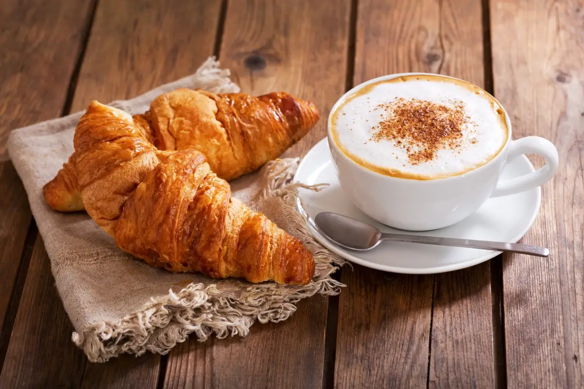Caff&egrave; e cornetto, la tipica colazione degli italiani al bar Caff&egrave; e briosche al bar: come il Covid ha cambiato la colazione italiana