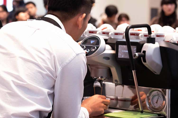 (Il caffè? Meglio se espresso Il 77% lo beve prima del lavoro) La finale italiana di Espresso Italiano Champion si terrà il 12 e 13 giugno (Il caffè? Meglio se espresso Il 77% lo beve prima del lavoro)