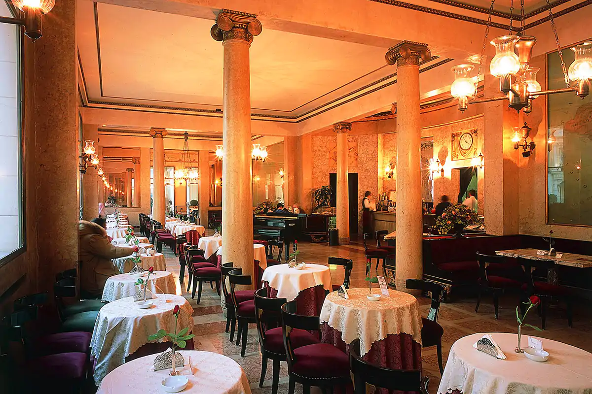 I tavoli interni del Caff&egrave; Pedrocchi Caff&egrave; Pedrocchi, a Padova festa peri 190 anni del locale