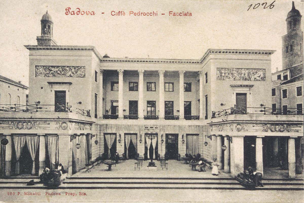 Una foto d'epoca del Caff&egrave; Pedrocchi Caff&egrave; Pedrocchi, a Padova festa peri 190 anni del locale