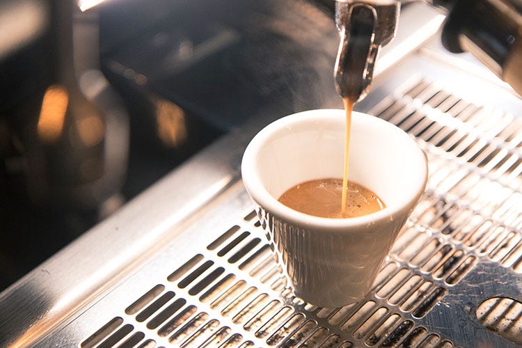 Una tazzina di espresso Caffè: Lavazza e Torrefazione Griso, due italiane nella Top 5 mondiale