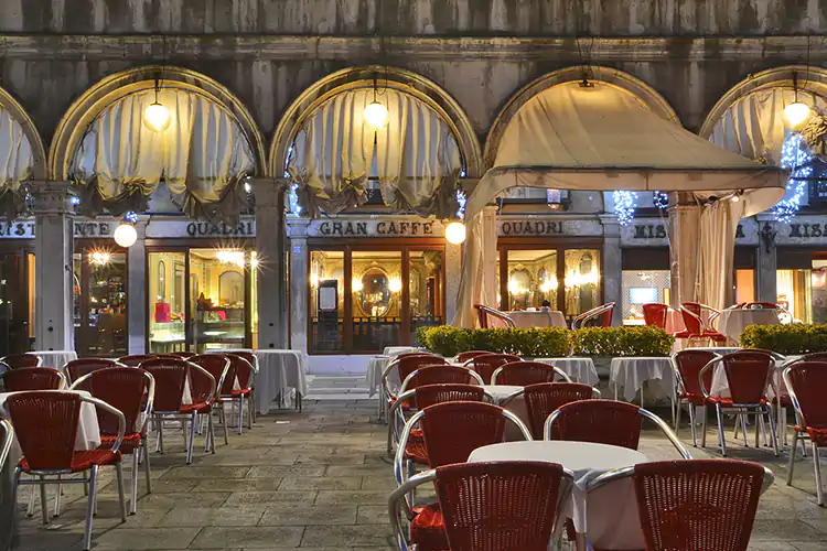 Oltre alla carta, cambia la politica dei prezzi. Fonte Trekearth Riapre il Caff&egrave; Quadri a Venezia Alajmo: un bacaro in piazza