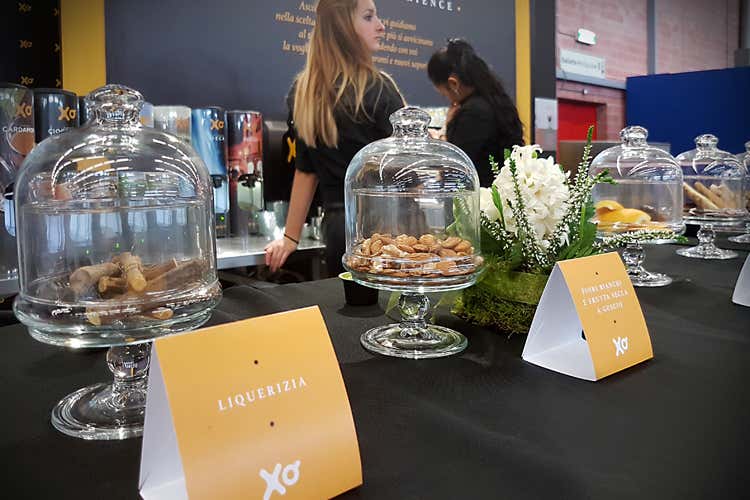 Cloche trasparenti per invitare all&rsquo;assaggio e al riconoscimento di tutti gli aromi di Xelecto (Un caff&egrave; tra tanti champagne Xelecto in fiera a Modena)