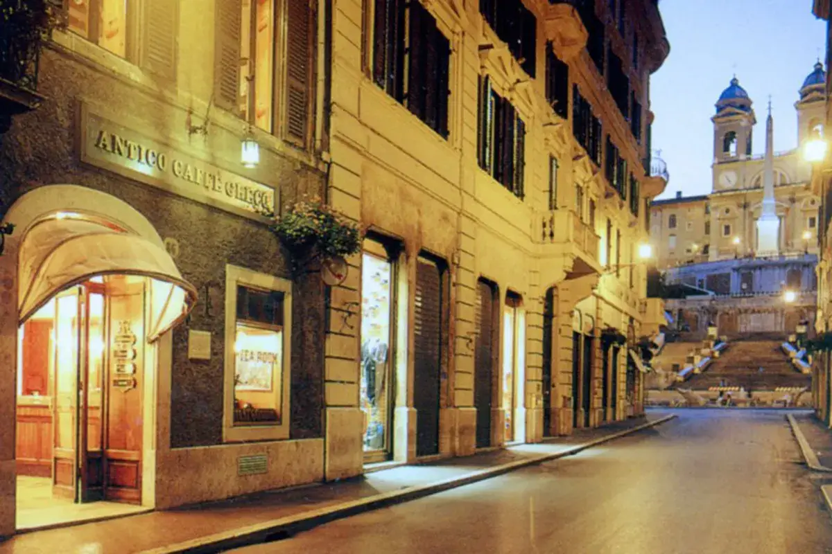 L'ingresso dell'Antico Caff&egrave; Greco Caff&egrave;, i costi della materia prima aumentano, ma la tazzina d'espresso resiste