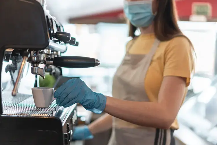 Rincari su materie prime e costi dell'energia La colazione fuori diventa un lusso: il caff&egrave; al bar arriva a 1,50 euro