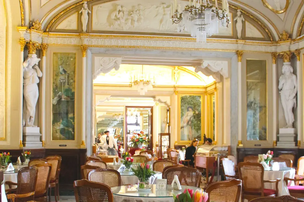 La sala del Gambrinus Caff&egrave;, i costi della materia prima aumentano, ma la tazzina d'espresso resiste