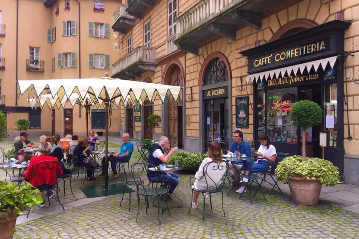 Il dehor del Bicerin Caff&egrave;, i costi della materia prima aumentano, ma la tazzina d'espresso resiste
