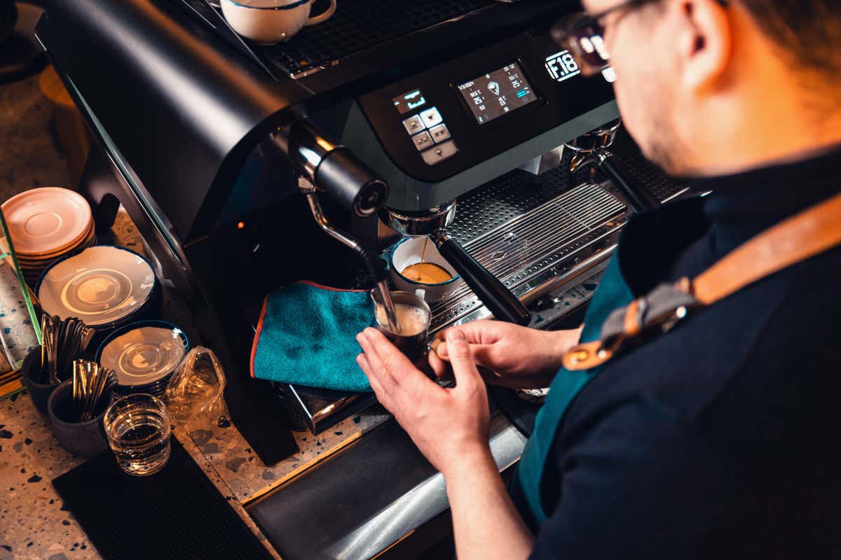 Fare il barista non è un lavoretto: è un mestiere che richiede cultura (e formazione) Fare il barista non è un lavoretto: è un mestiere che richiede cultura (e formazione)