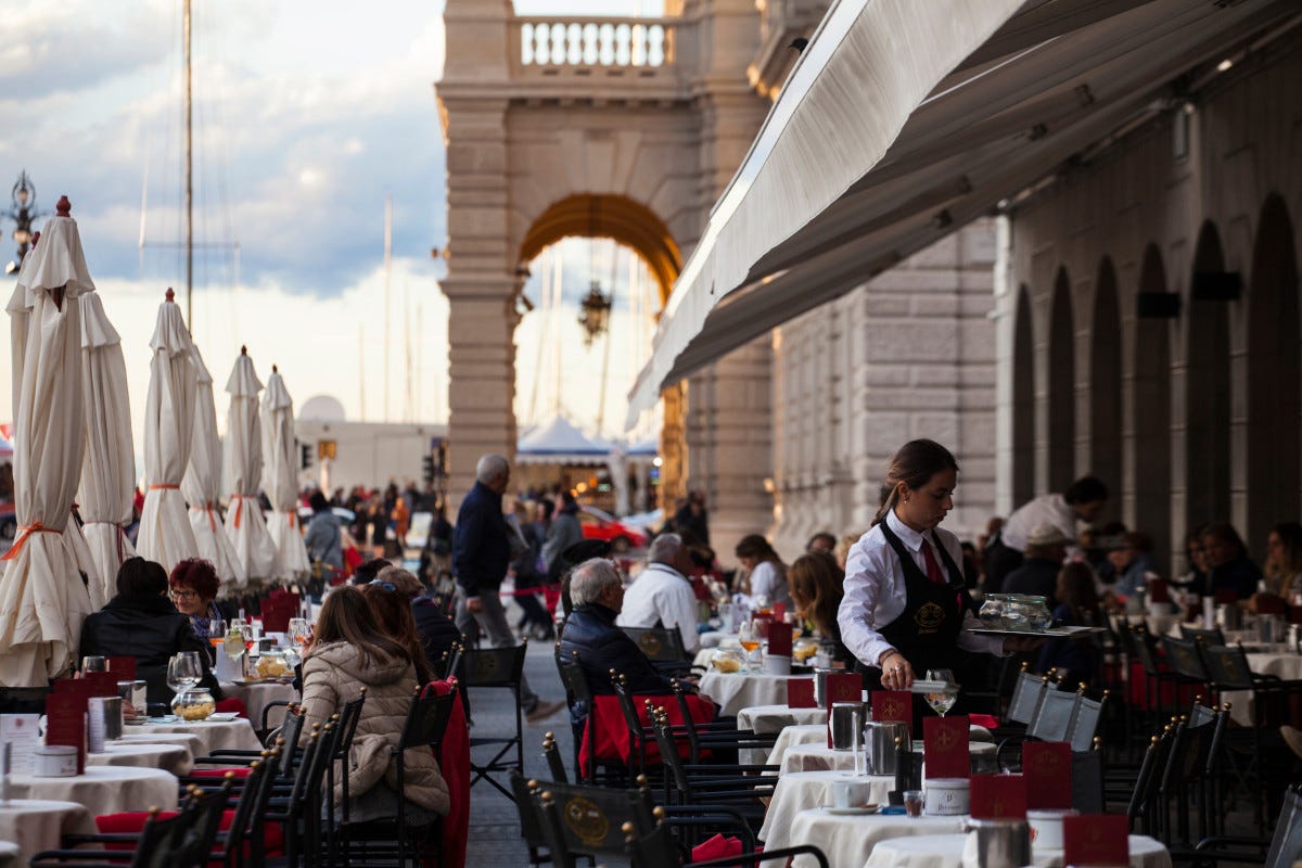 Tavolini in piazza Unità d'Italia a Trieste  Trieste città del caffè: quando una bevanda traina il turismo