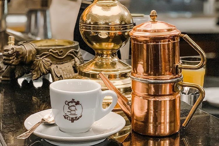 La Caffettiera è uno storico caffè di Napoli - Campajola (La Caffettiera):  «Il caffè? Anche servirlo è arte»