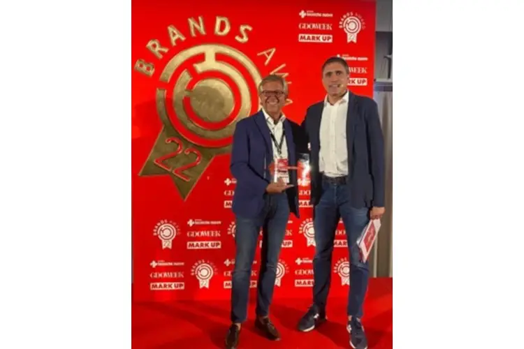 Paolo Raisa ritira il premio da Moreno Morello&nbsp; Vecchio Amaro del Capo Red Hot vince il Brands Award 2022