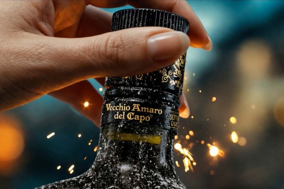 Vecchio Amaro del Capo interpreta il fine pasto con un rituale di consumo che negli anni è diventato parte integrante dell'esperienza gastronomica italiana