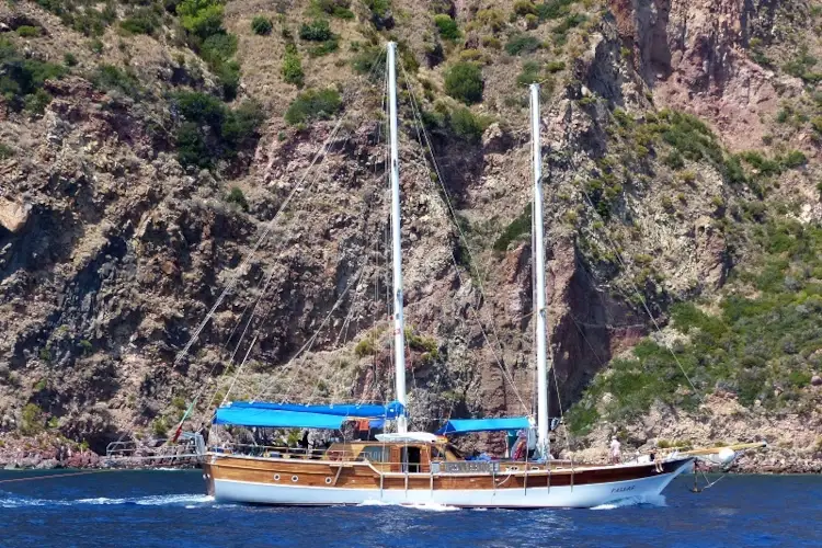 Il Caicco Pallas&nbsp; Con il Caicco Pallas da Tropea alla scoperta delle Isole Eolie