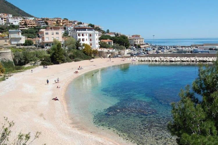 La Sardegna chiede ai turisti di sottoporsi a un tampone prima dell'arrivo sull'isola Estate in Sardegna, sì ai turisti ma solo col passaporto sanitario