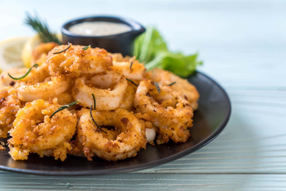 Piatti della tradizione e “specialità della casa”: il pesce al ristorante secondo gli italiani