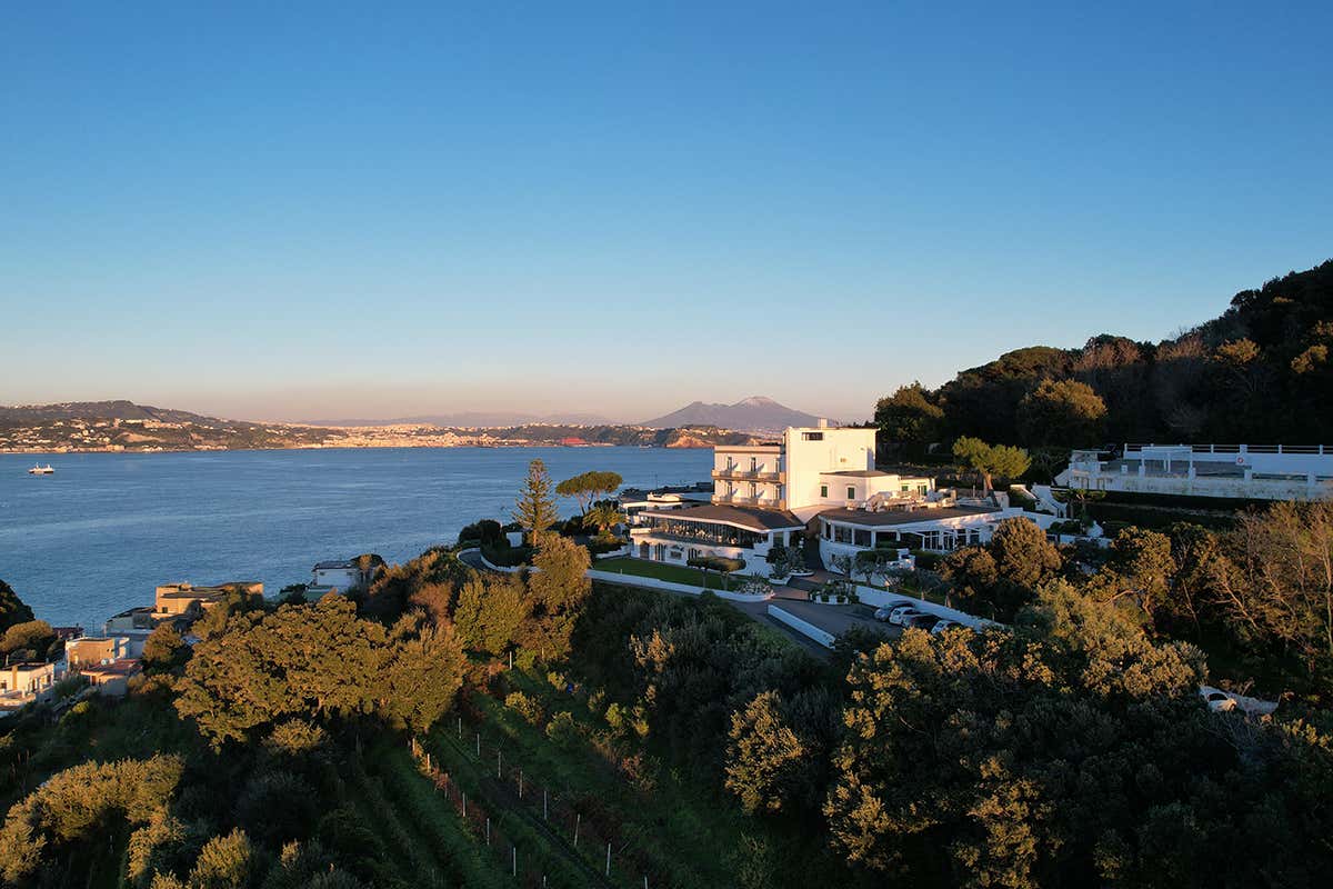 Cala Moresca è il resort di Bacoli. Foto: Luca Bylon Un tavolo sul mare: benvenuti al Caracòl Gourmet di Bacoli Cala Moresca è il resort di Bacoli. Foto: Luca Bylon Un tavolo sul mare: benvenuti al Caracòl Gourmet di Bacoli