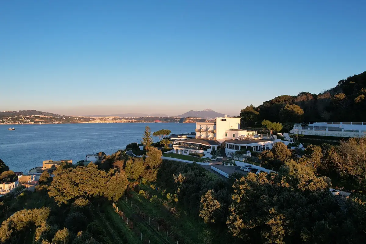Cala Moresca &egrave; il resort di Bacoli. Foto: Luca Bylon Un tavolo sul mare: benvenuti al Carac&ograve;l Gourmet di Bacoli