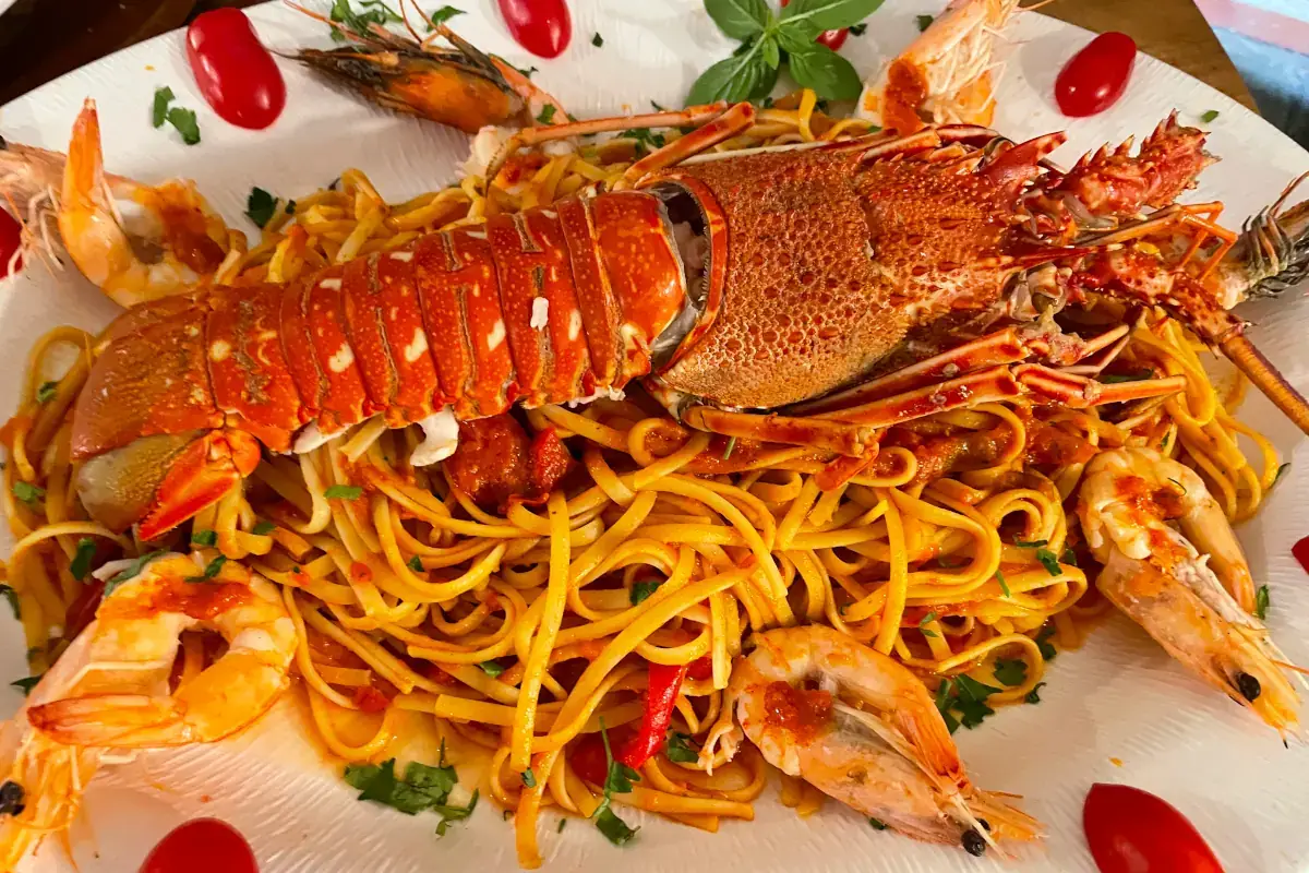 E non pu&ograve; mancare in Calcidica un'aragosta.... Mare turchese, miele, polpi e Dolmadaki, ecco la Grecia del nord che non ti aspetti