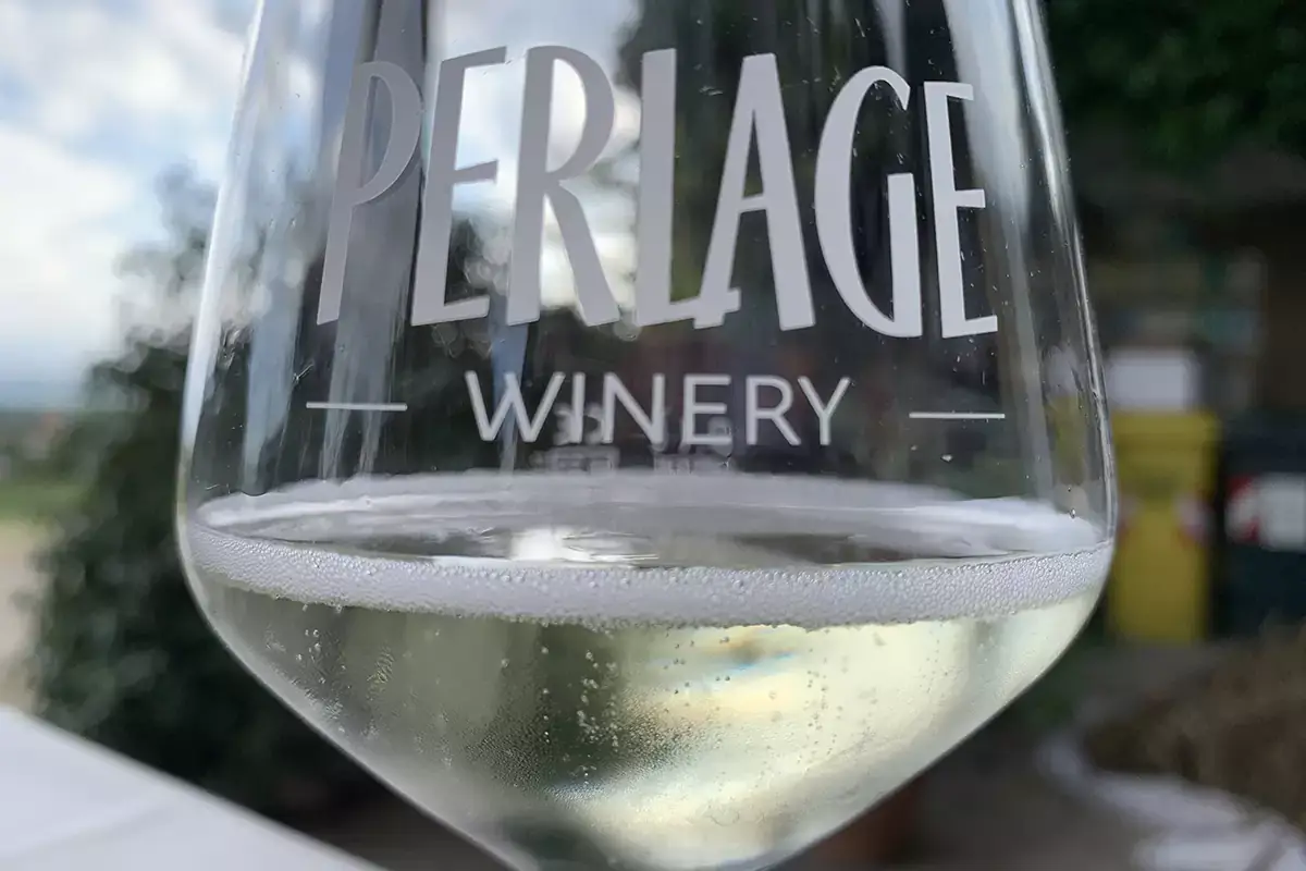 Calice di Prosecco Superiore biologico Perlage Le pratiche virtuose di Perlage Winery e Amorim Cork Italia